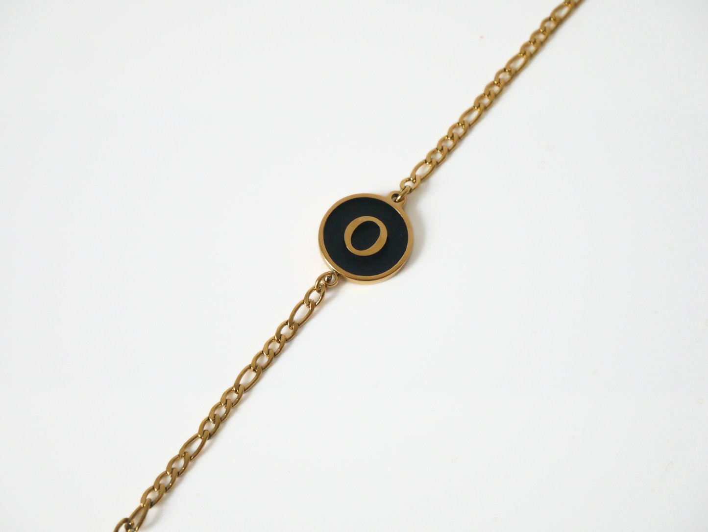 Goldenes Initialen Armband mit Buchstabe - schwarz kaJre