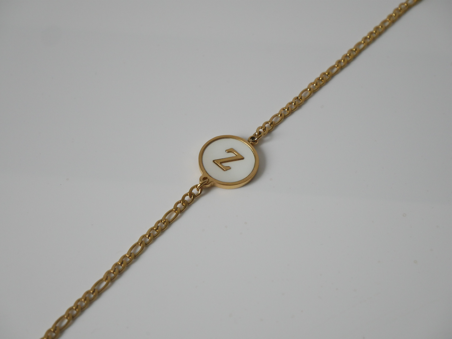 Goldenes Initialen Armband mit Buchstabe kaJre