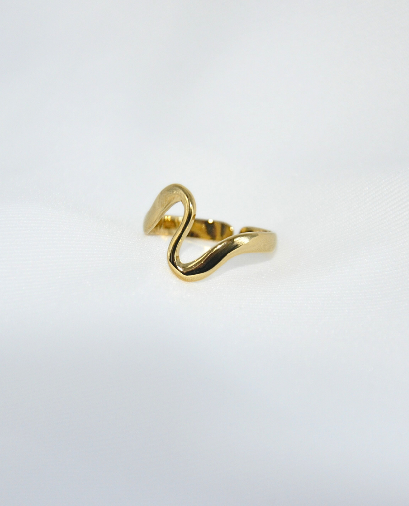 Eleganter und zeitloser Ring in Wellenform und in der Farbe Gold - KAJRE Schmuck