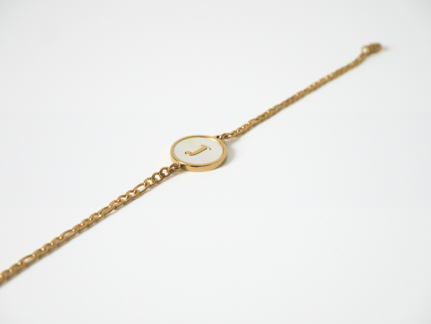 Goldenes Initialen Armband mit Buchstabe kaJre