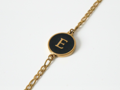 Goldenes Initialen Armband mit Buchstabe - schwarz kaJre