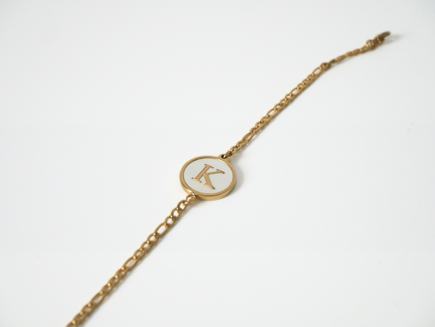 Goldenes Initialen Armband mit Buchstabe kaJre
