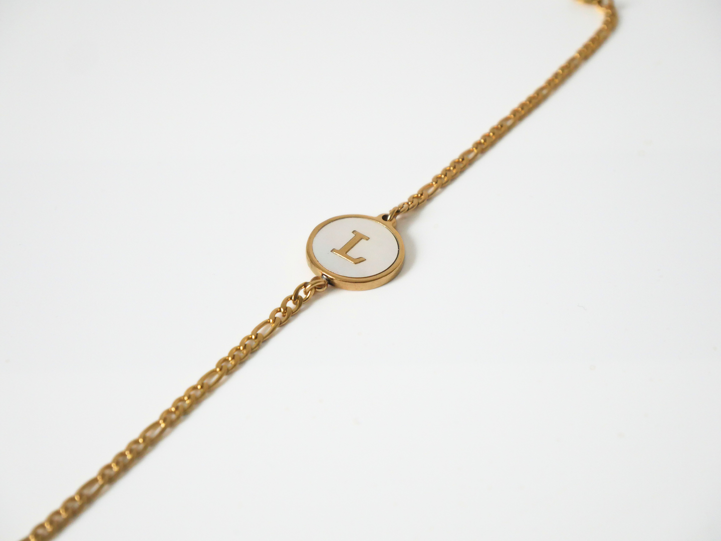 Goldenes Initialen Armband mit Buchstabe kaJre