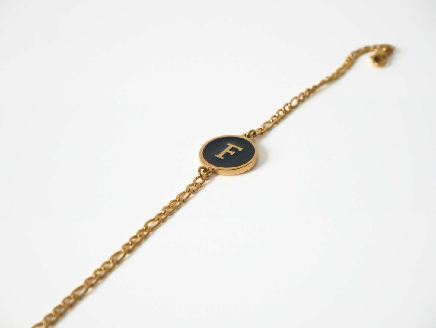 Goldenes Initialen Armband mit Buchstabe - schwarz kaJre