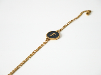 Goldenes Initialen Armband mit Buchstabe - schwarz kaJre