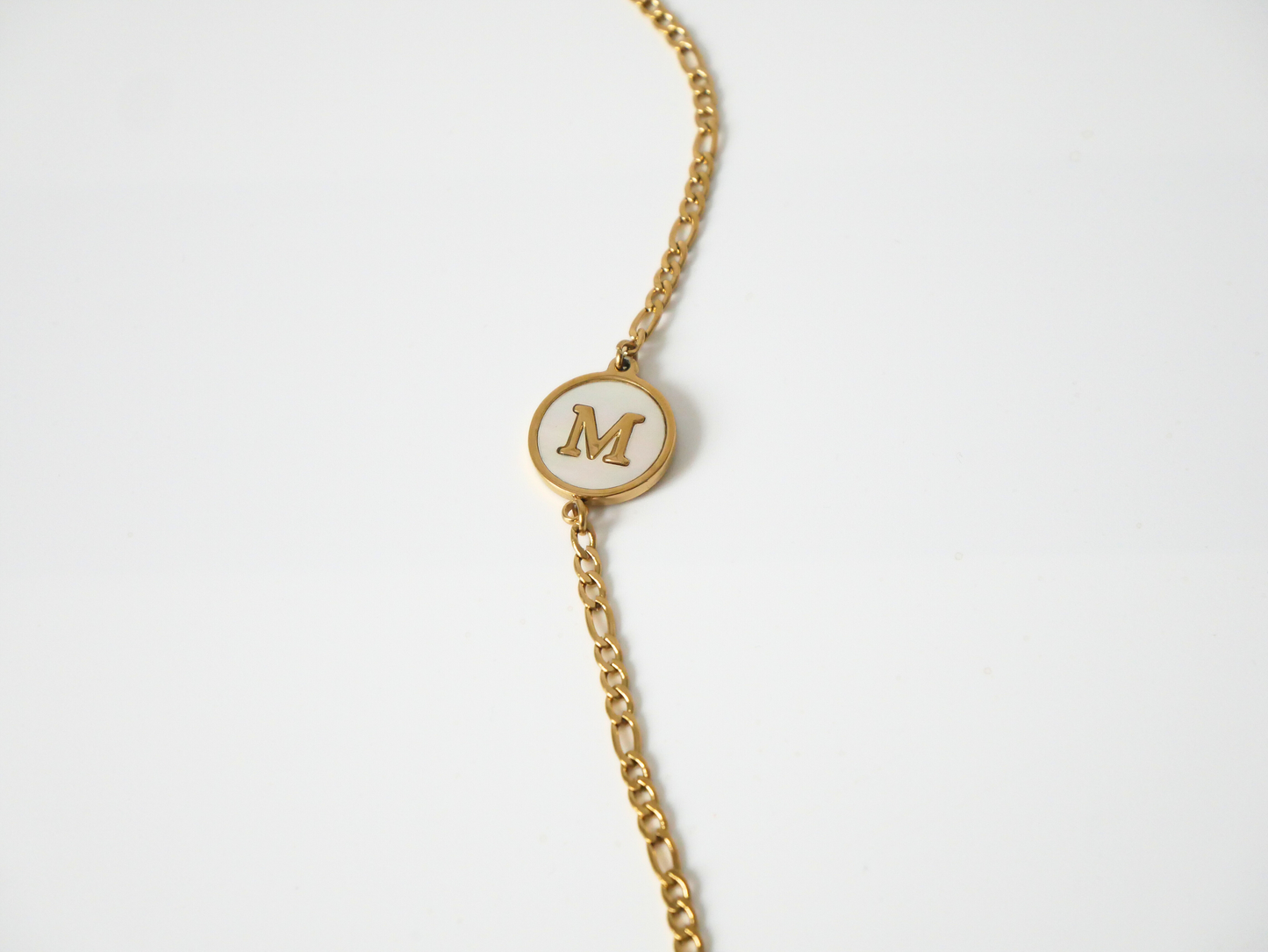 Goldenes Initialen Armband mit Buchstabe kaJre