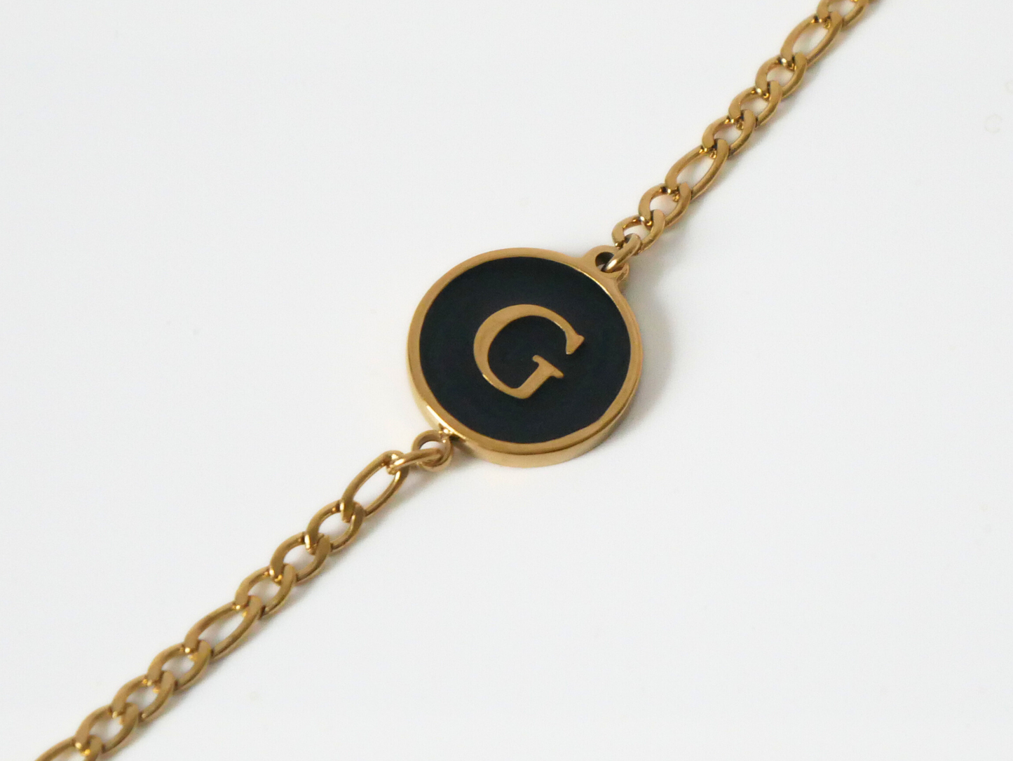 Goldenes Initialen Armband mit Buchstabe - schwarz kaJre
