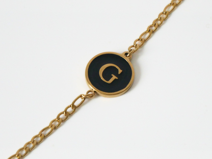 Goldenes Initialen Armband mit Buchstabe - schwarz kaJre