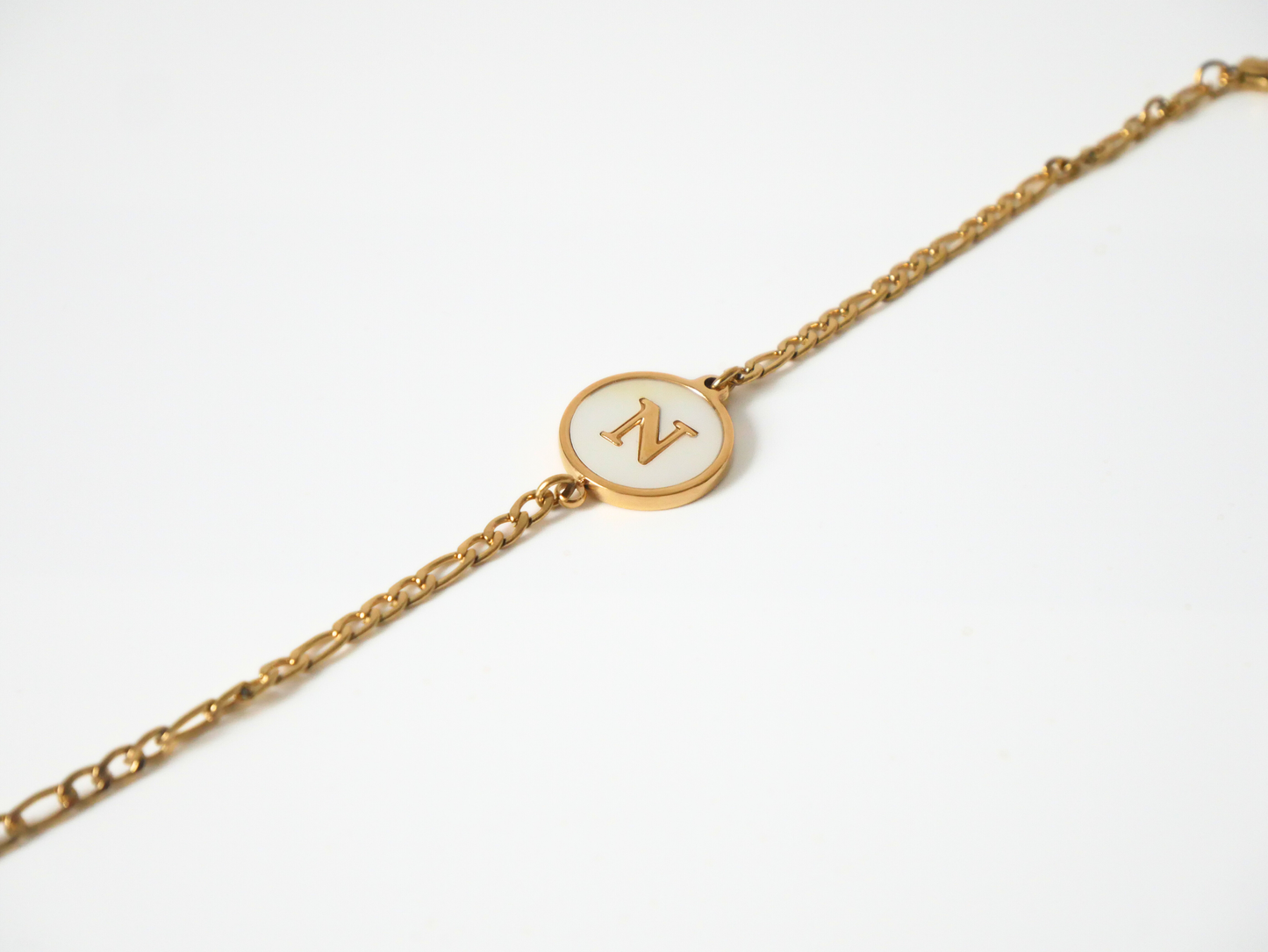 Goldenes Initialen Armband mit Buchstabe kaJre