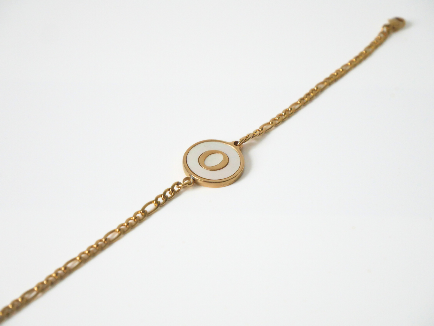 Goldenes Initialen Armband mit Buchstabe kaJre