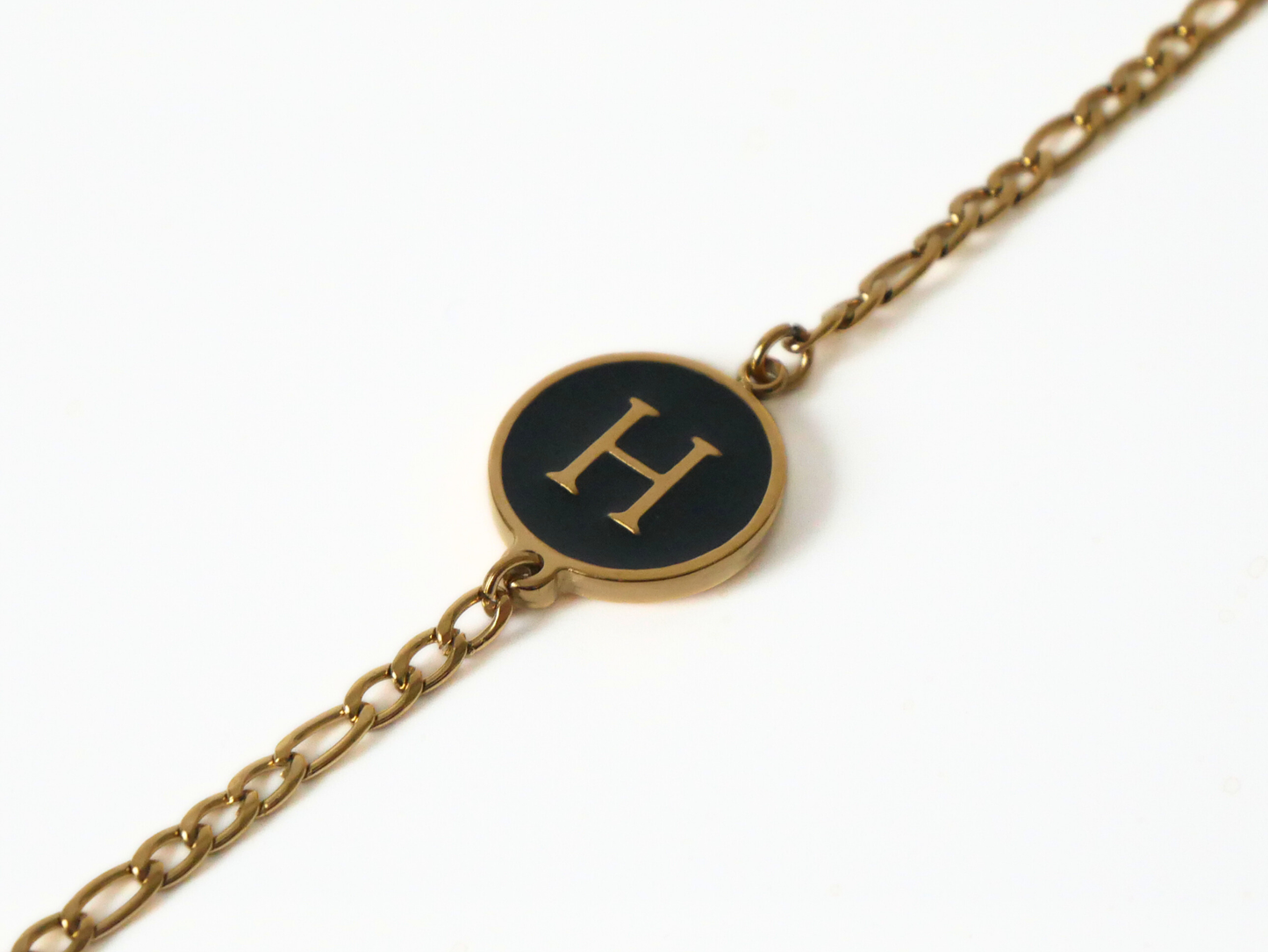 Goldenes Initialen Armband mit Buchstabe - schwarz kaJre