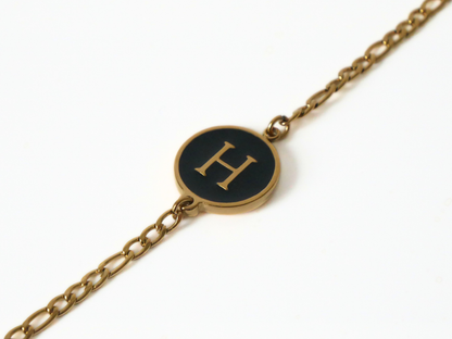 Goldenes Initialen Armband mit Buchstabe - schwarz kaJre
