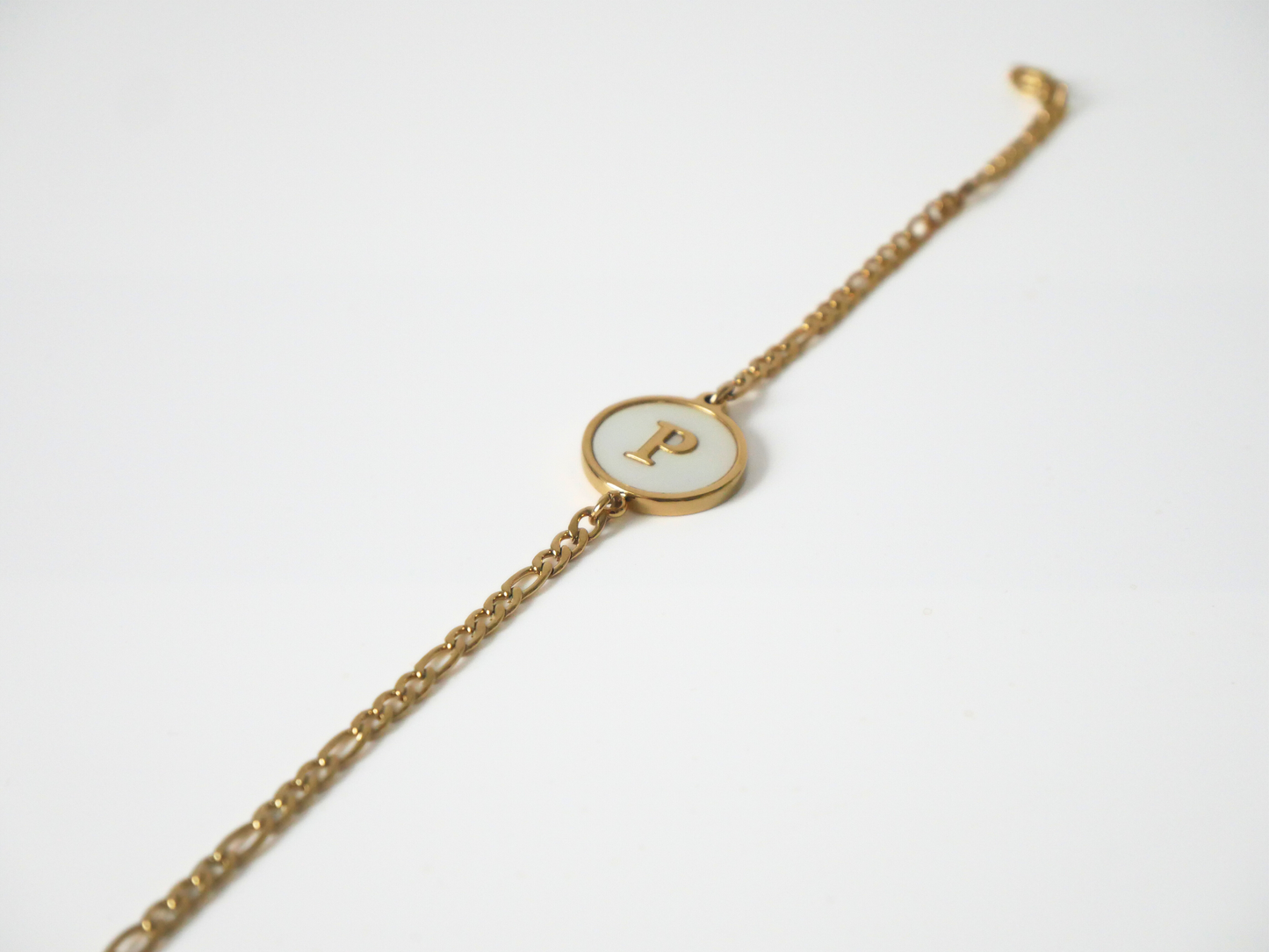 Goldenes Initialen Armband mit Buchstabe kaJre