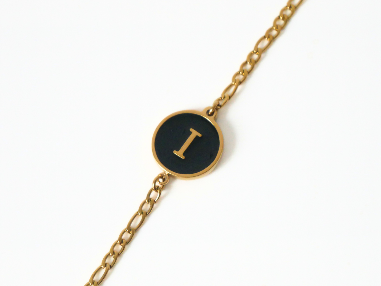 Goldenes Initialen Armband mit Buchstabe - schwarz kaJre