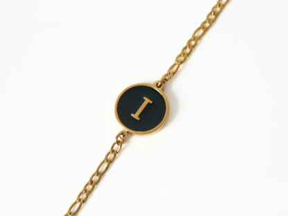 Goldenes Initialen Armband mit Buchstabe - schwarz kaJre