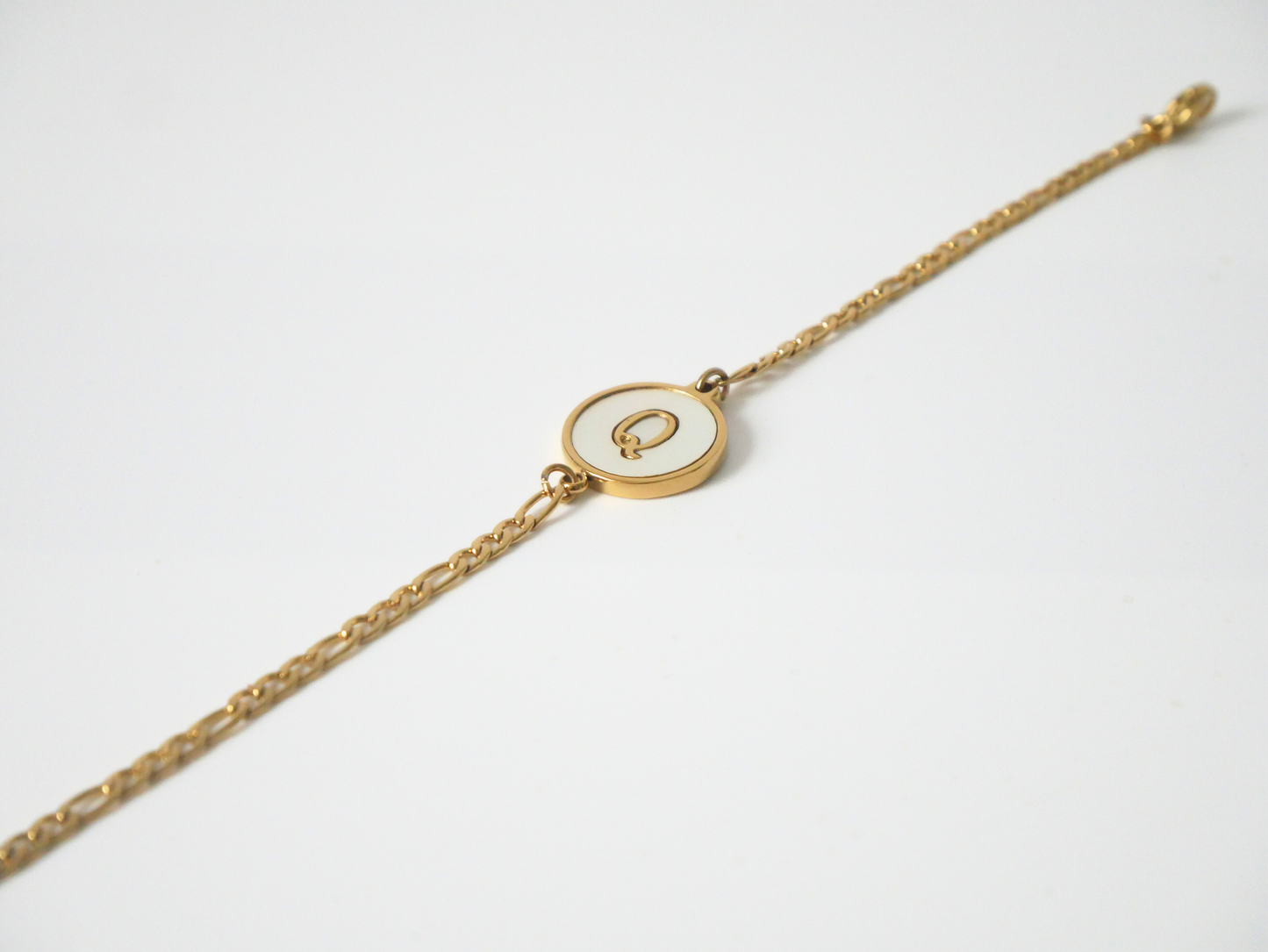 Goldenes Initialen Armband mit Buchstabe kaJre