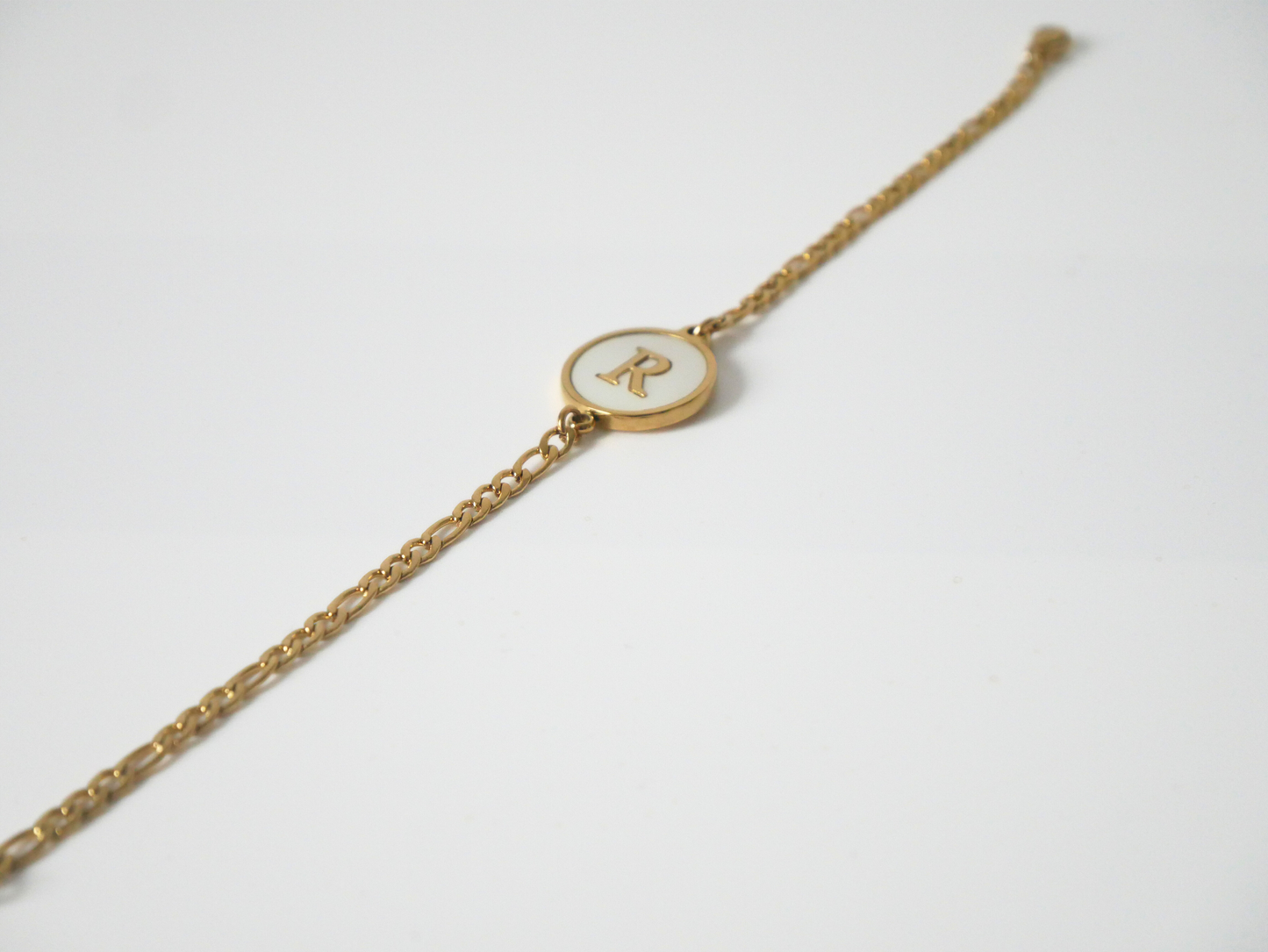 Goldenes Initialen Armband mit Buchstabe kaJre