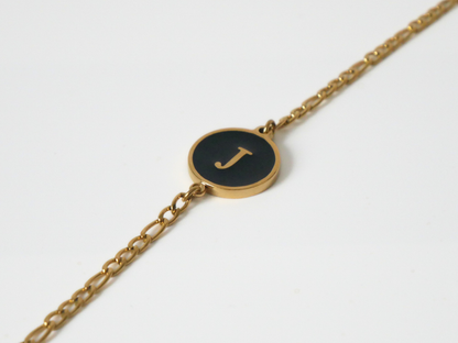 Goldenes Initialen Armband mit Buchstabe - schwarz kaJre