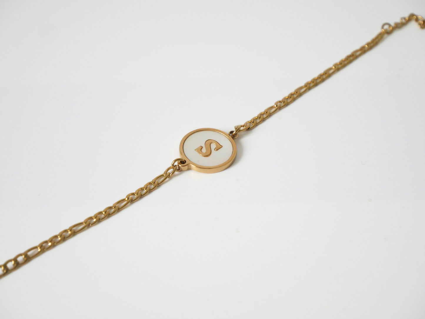 Goldenes Initialen Armband mit Buchstabe kaJre