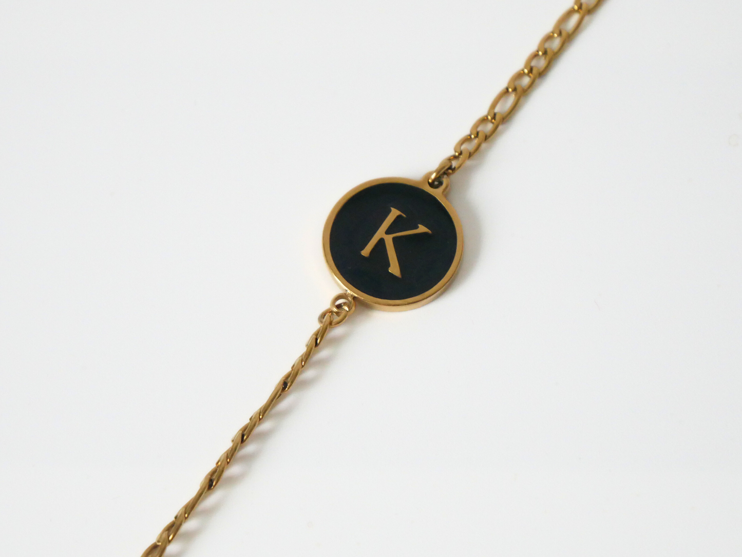 Goldenes Initialen Armband mit Buchstabe - schwarz kaJre