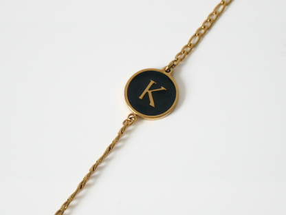 Goldenes Initialen Armband mit Buchstabe - schwarz kaJre