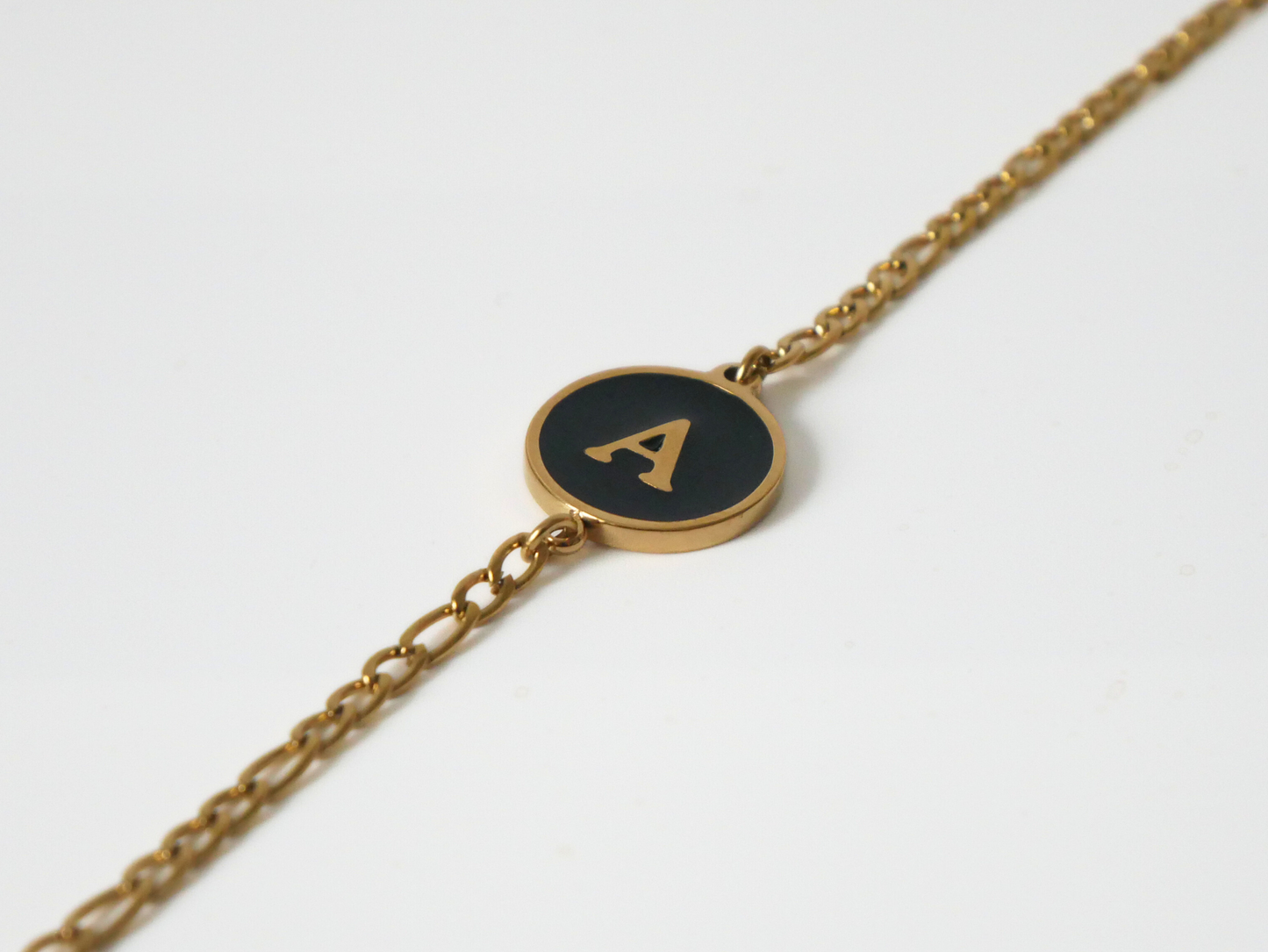 Goldenes Initialen Armband mit Buchstabe - schwarz kaJre