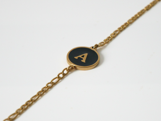 Goldenes Initialen Armband mit Buchstabe - schwarz kaJre