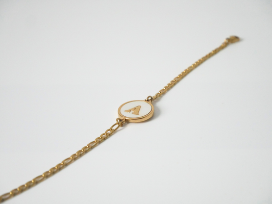 Goldenes Initialen Armband mit Buchstabe kaJre