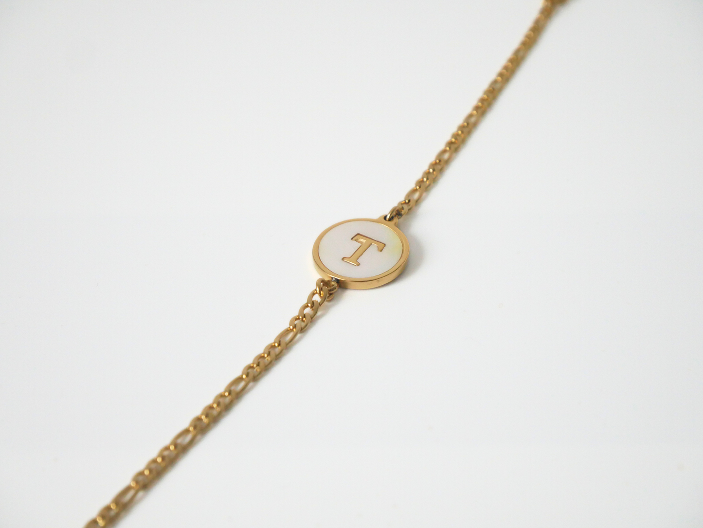 Goldenes Initialen Armband mit Buchstabe kaJre