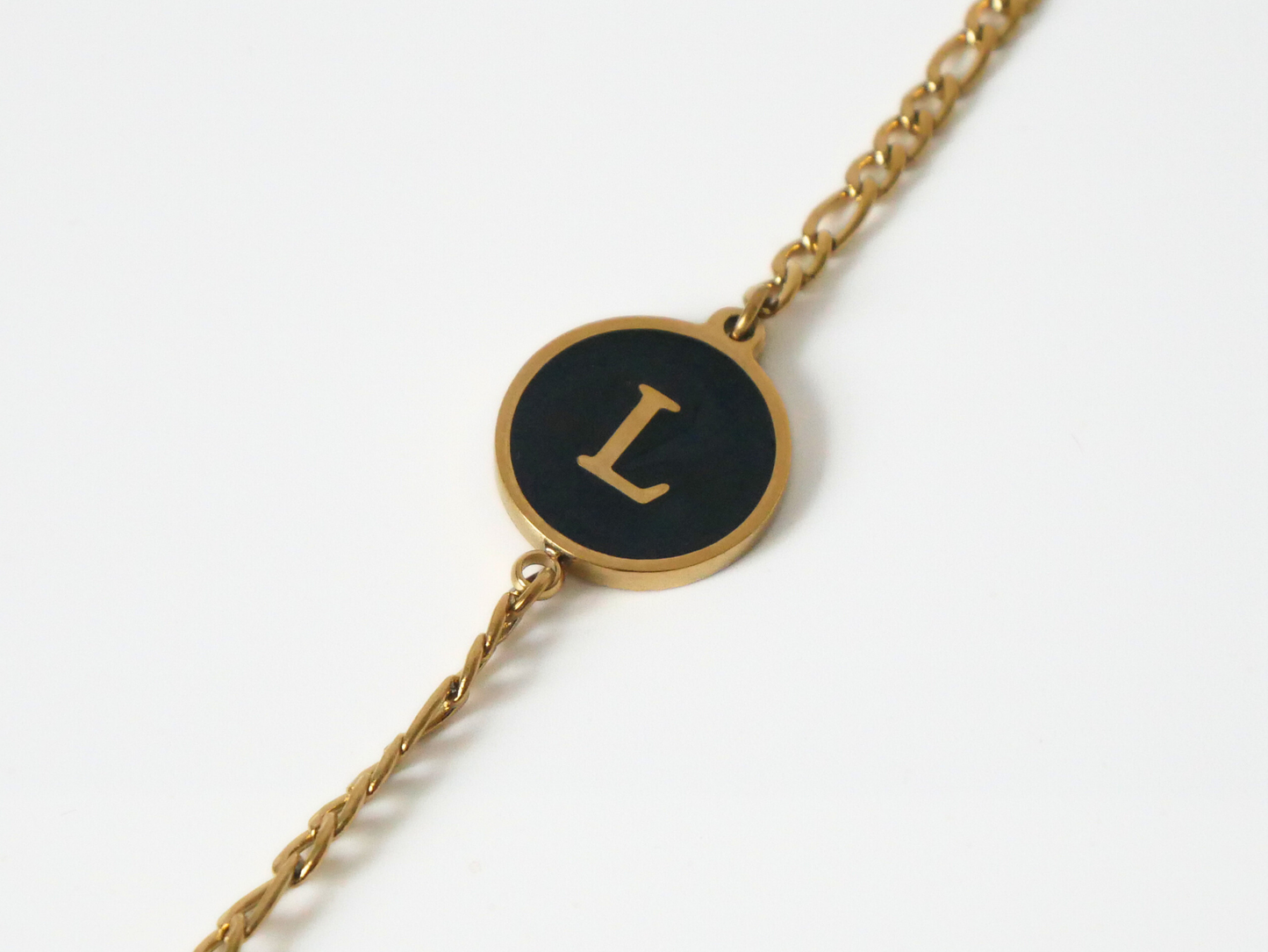 Goldenes Initialen Armband mit Buchstabe - schwarz kaJre