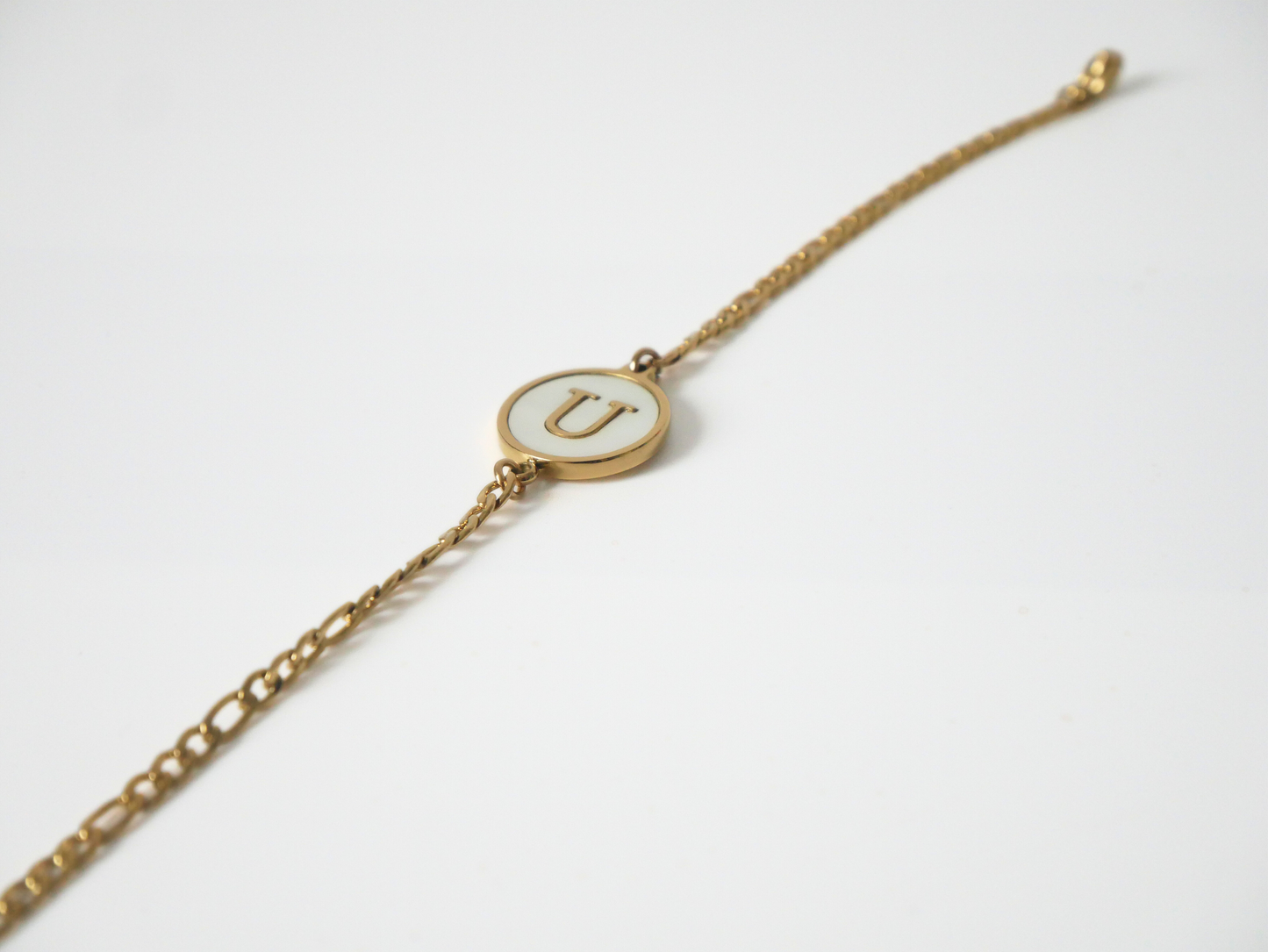 Goldenes Initialen Armband mit Buchstabe kaJre