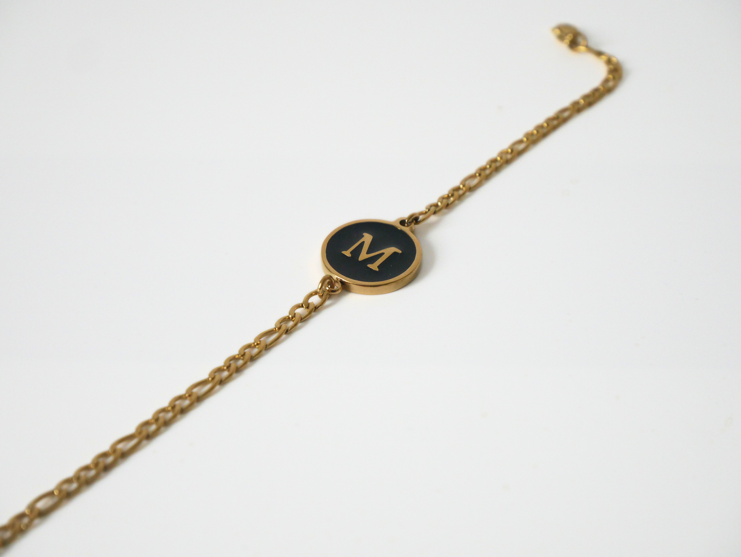 Goldenes Initialen Armband mit Buchstabe - schwarz kaJre