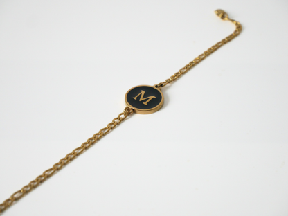 Goldenes Initialen Armband mit Buchstabe - schwarz kaJre