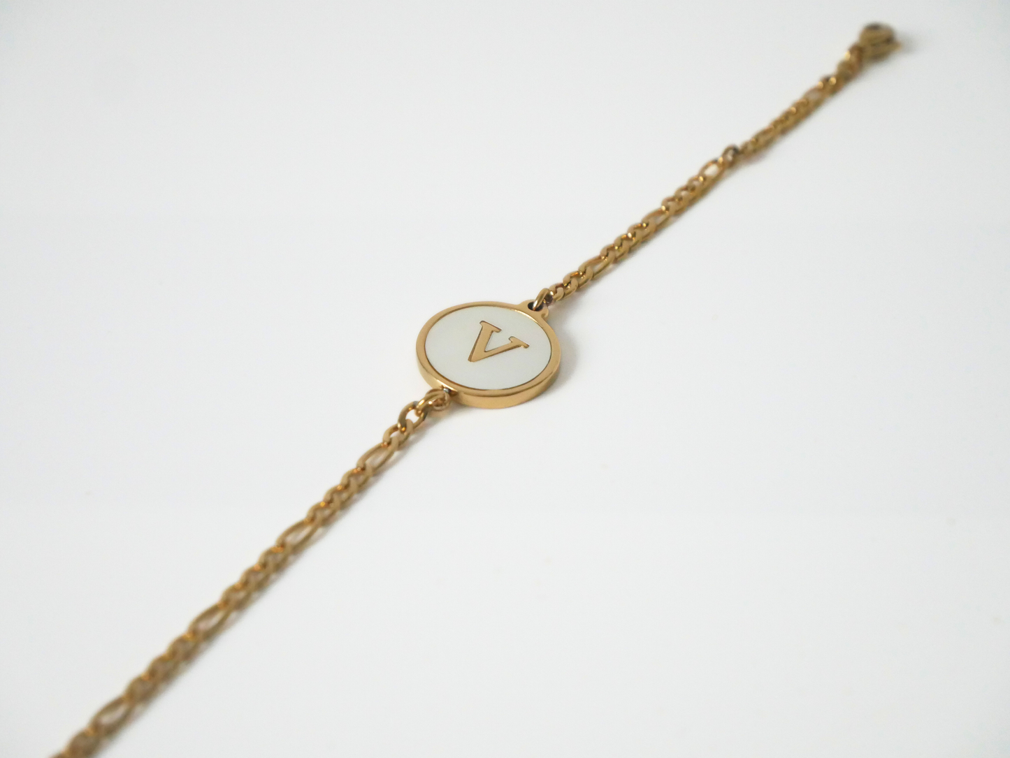Goldenes Initialen Armband mit Buchstabe kaJre