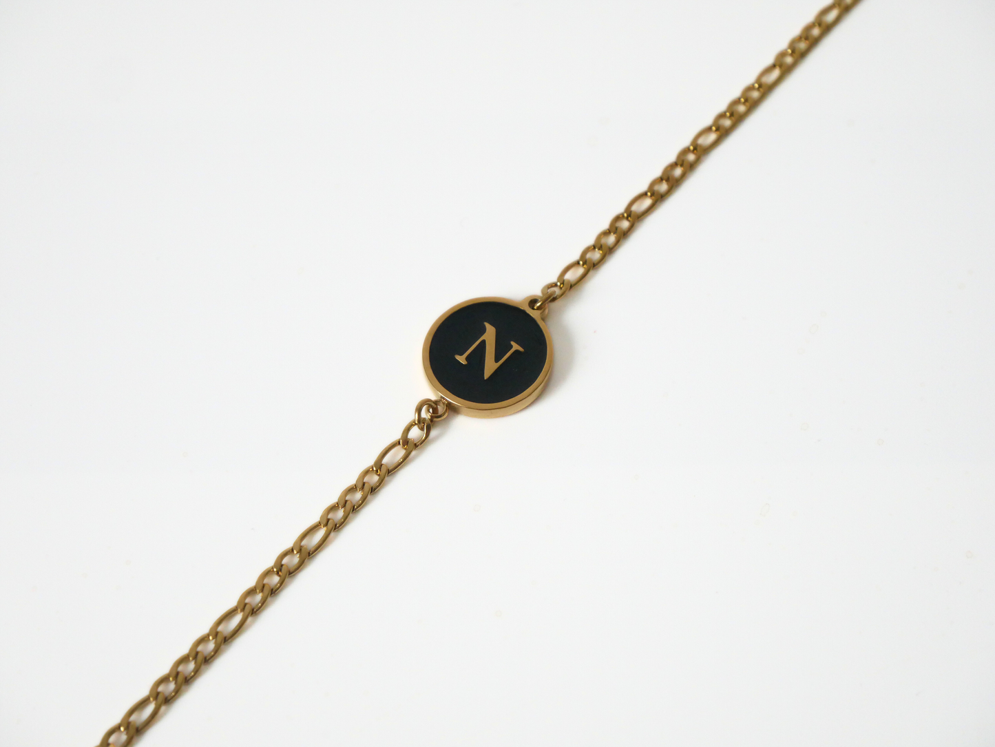 Goldenes Initialen Armband mit Buchstabe - schwarz kaJre