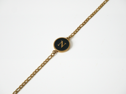 Goldenes Initialen Armband mit Buchstabe - schwarz kaJre
