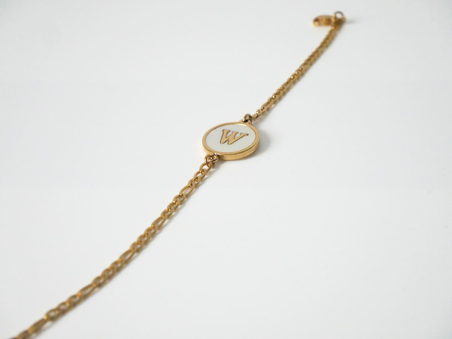 Goldenes Initialen Armband mit Buchstabe kaJre