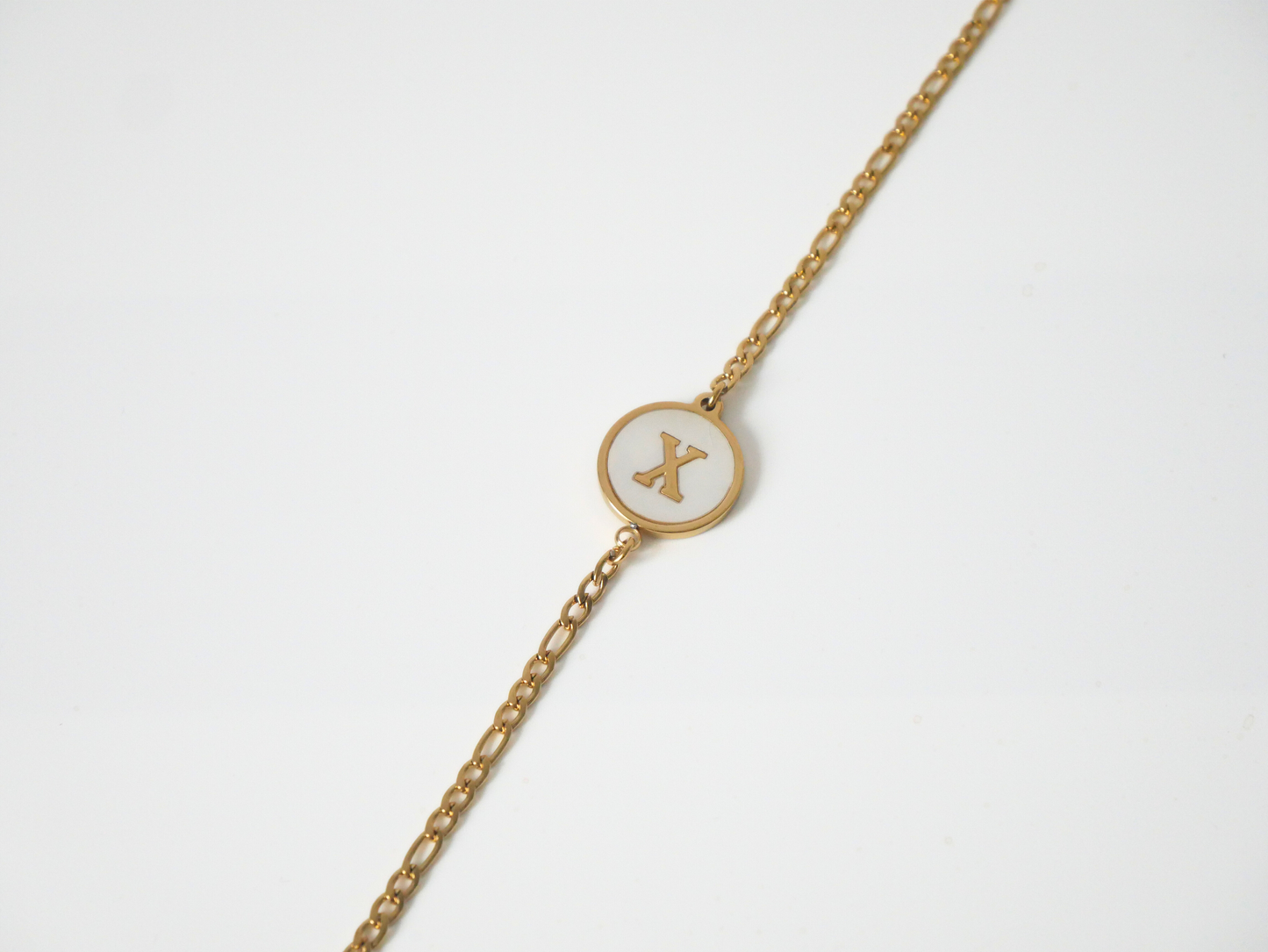 Goldenes Initialen Armband mit Buchstabe kaJre