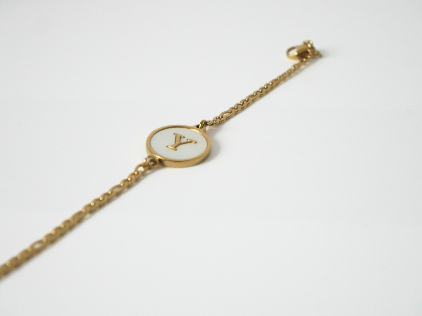 Goldenes Initialen Armband mit Buchstabe kaJre
