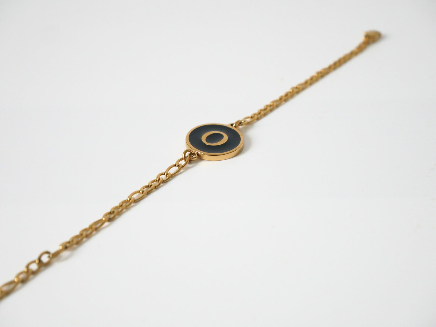 Goldenes Initialen Armband mit Buchstabe - schwarz kaJre
