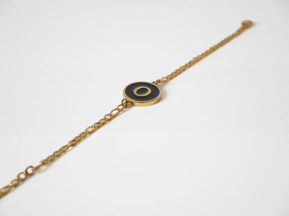 Goldenes Initialen Armband mit Buchstabe - schwarz kaJre