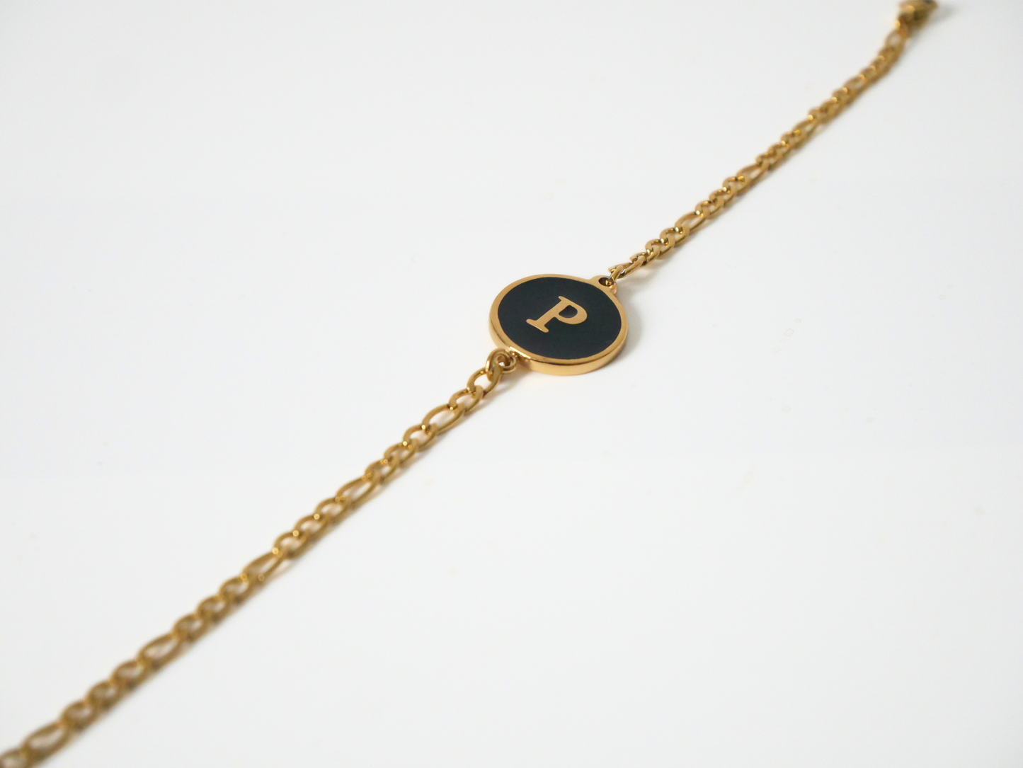 Goldenes Initialen Armband mit Buchstabe - schwarz kaJre