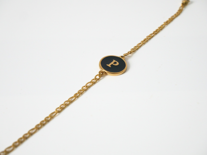 Goldenes Initialen Armband mit Buchstabe - schwarz kaJre