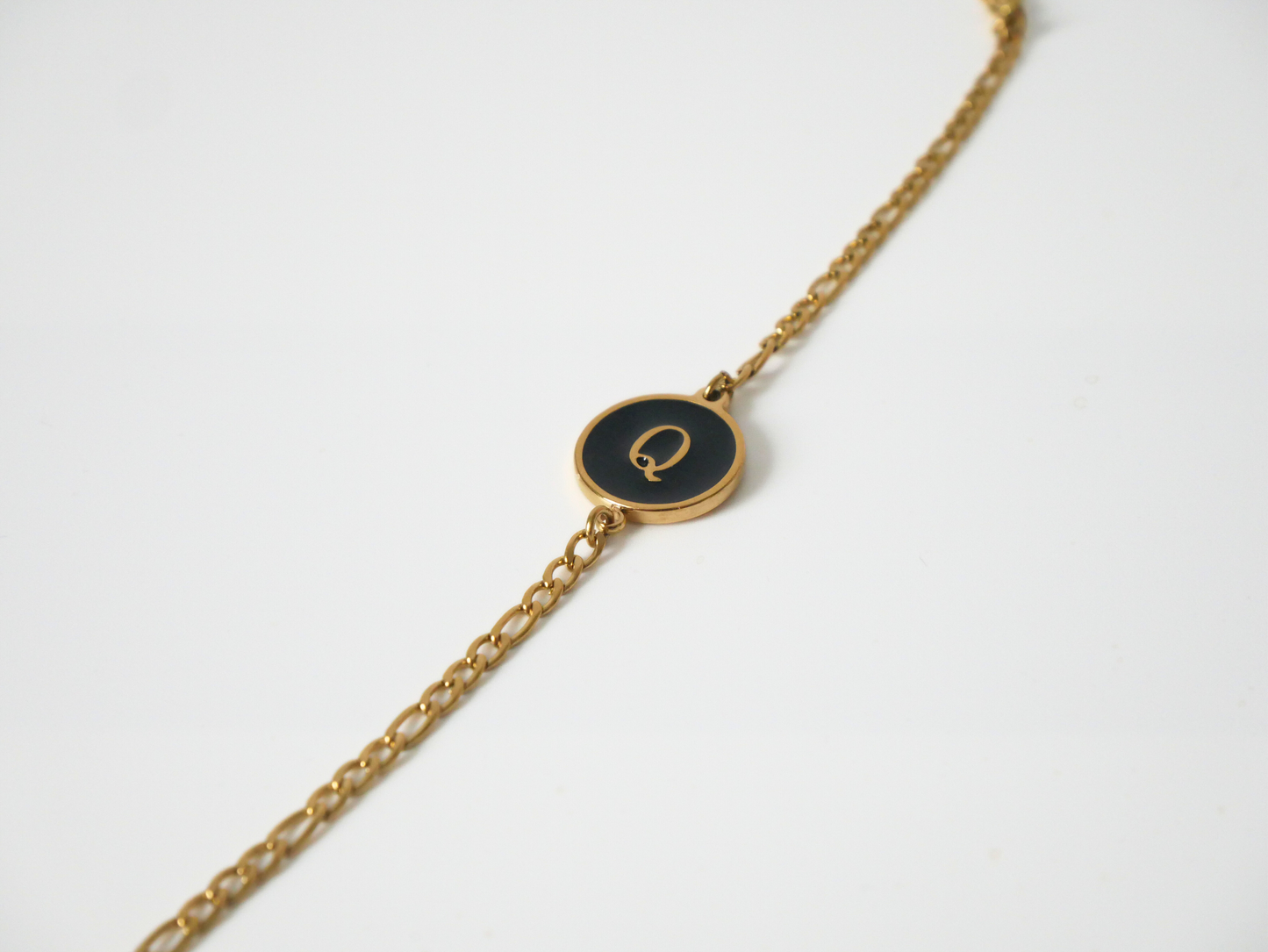 Goldenes Initialen Armband mit Buchstabe - schwarz kaJre