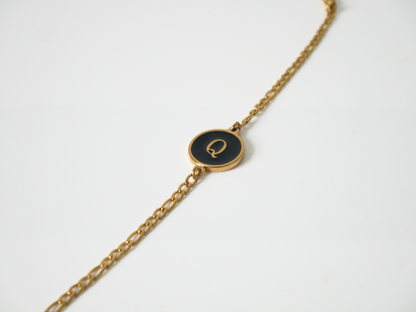 Goldenes Initialen Armband mit Buchstabe - schwarz kaJre