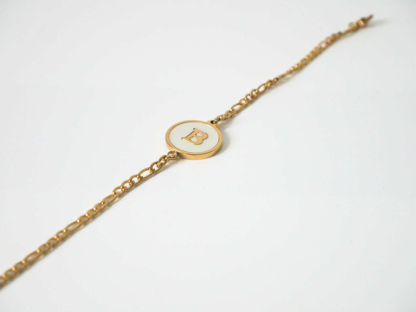 Goldenes Initialen Armband mit Buchstabe kaJre