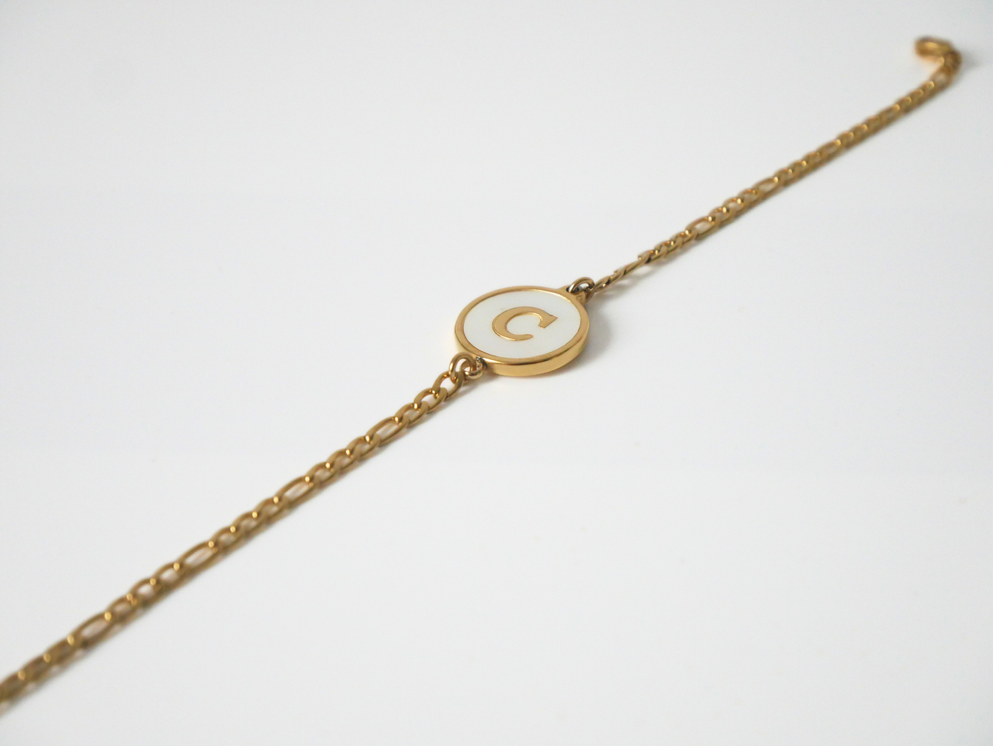 Goldenes Initialen Armband mit Buchstabe kaJre