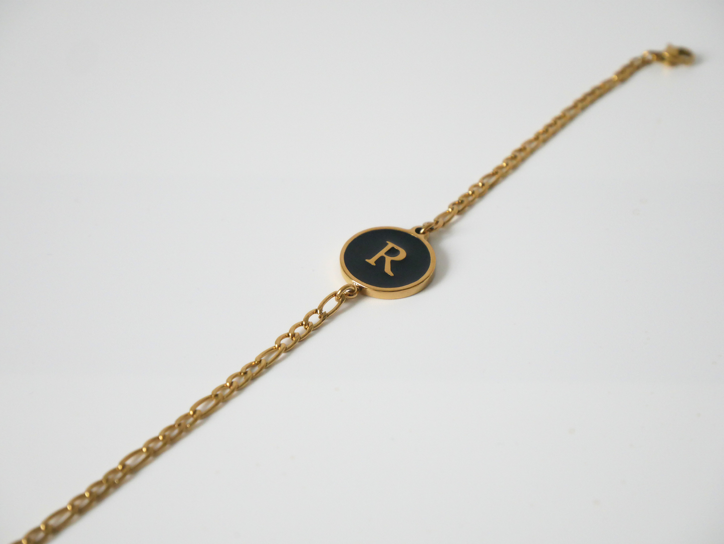 Goldenes Initialen Armband mit Buchstabe - schwarz kaJre