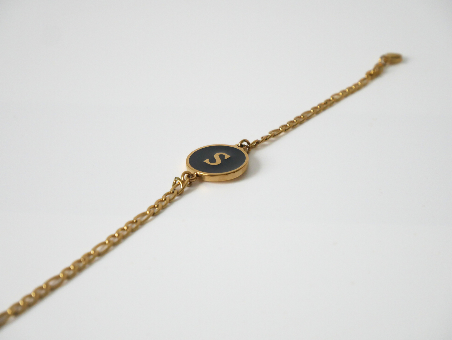 Goldenes Initialen Armband mit Buchstabe - schwarz kaJre