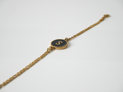 Goldenes Initialen Armband mit Buchstabe - schwarz kaJre